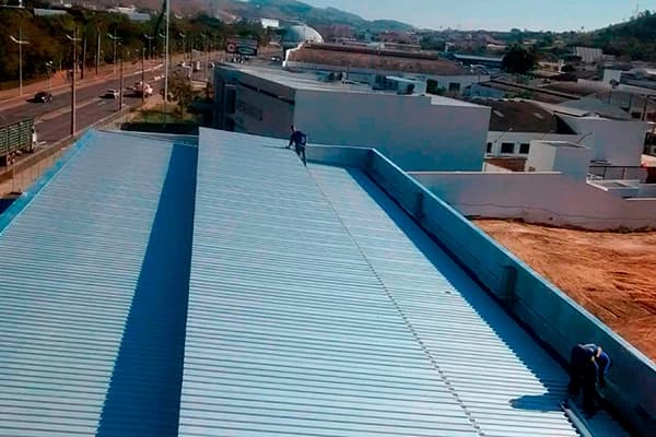 Cobertura metálica em obra comercial