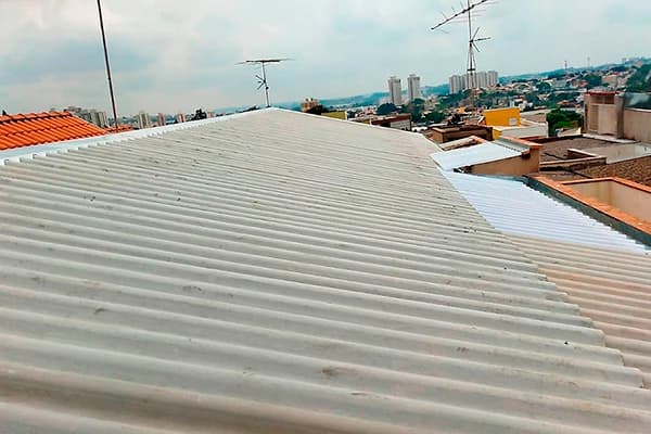 Instalação de calhas em telhado residencial