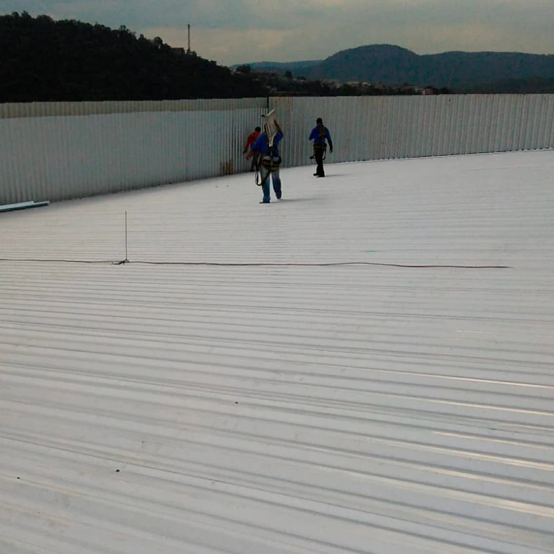 Homem trabalhando com chapas metálicas
